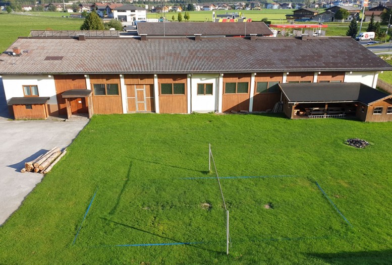 Aktivpark mit Sporthalle, Grillhütte und Netz für Ballspiele