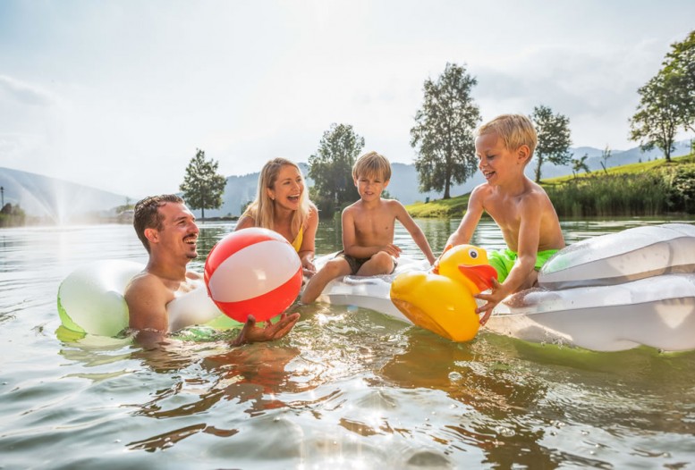 Familie beim Plantschen im Badesee Reitdorf © Flachau Tourismus