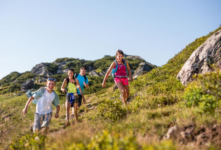 Familie im Wanderurlaub © Flachau Tourismus