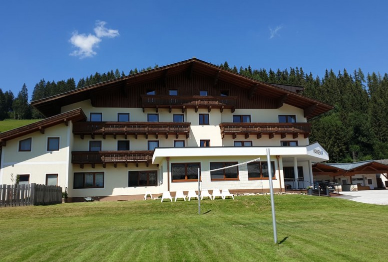 Hanneshof im Sommer mit Volleyballfeld