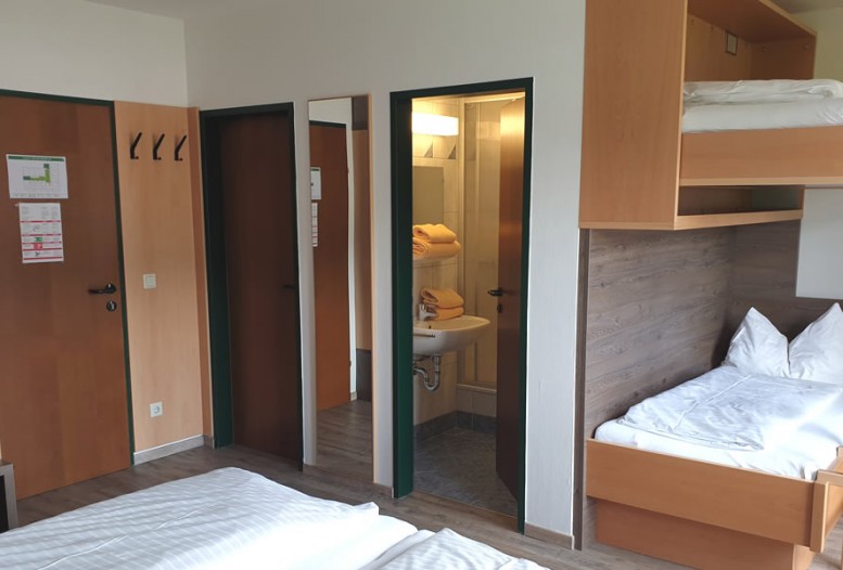 Familienzimmer mit Stockbett und Blick ins Badezimmer