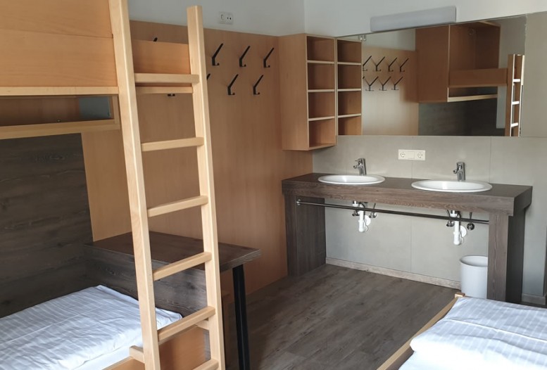 Stockbett und Waschbecken