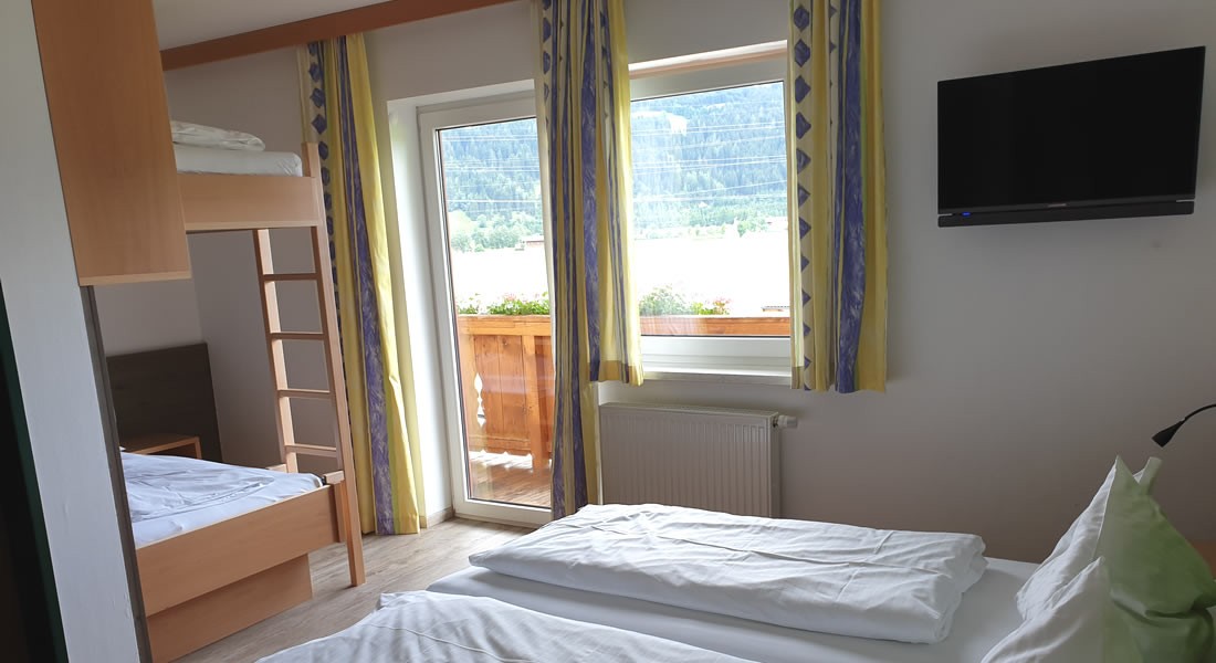 Familienzimmer mit Doppelbett, Stockbetten und Balkon