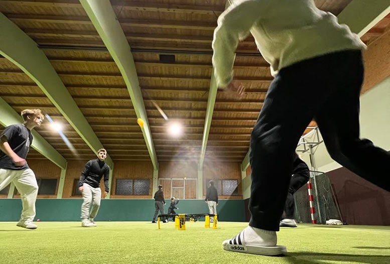 Fußball in der großen Sporthalle