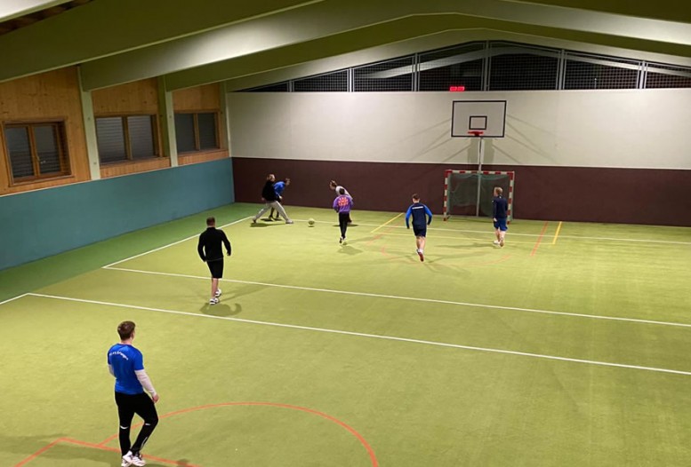 Fußball in der großen Sporthalle