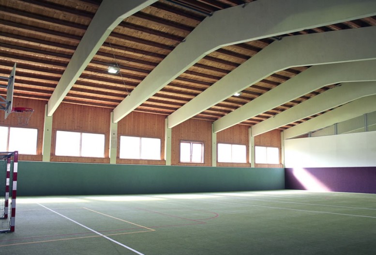 Die große Sporthalle mit Kletterwand