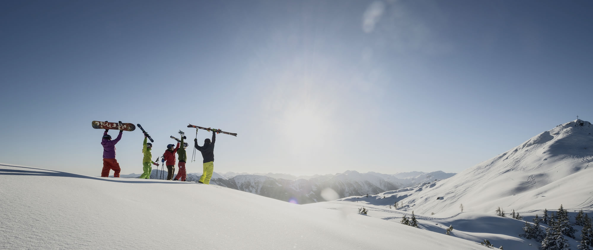 Skifahrer auf verschneitem Berg im Skigebiet Flachau