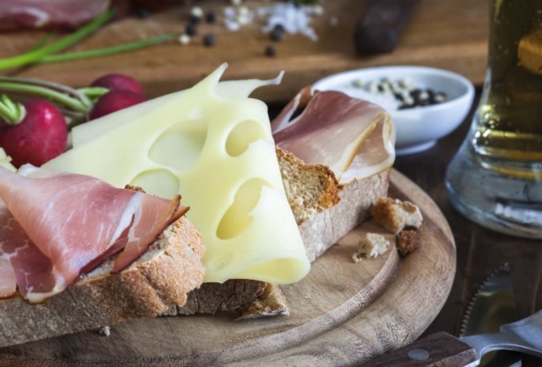 Traditionelle Speisen wie zB Brettljause &copy; Shutterstock