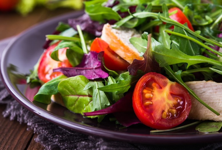 Bunte Salate vom Buffet &copy; Shutterstock