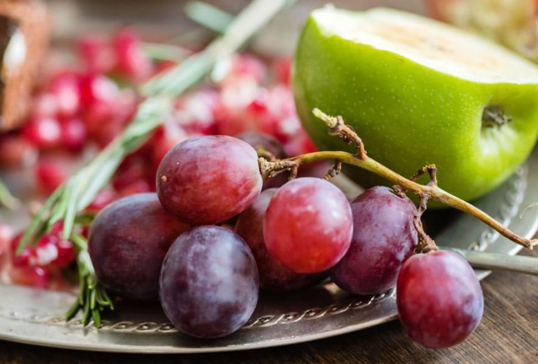 Frische Fr&uuml;chte vom Buffet &copy; Shutterstock