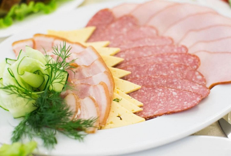 Wurst- und K&auml;seplatten zum Fr&uuml;hst&uuml;ck &copy; Shutterstock