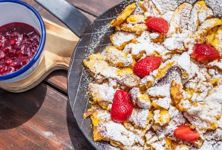 Kaiserschmarrn und viele regionale K&ouml;stlichkeiten vom Buffet &copy; Shutterstock