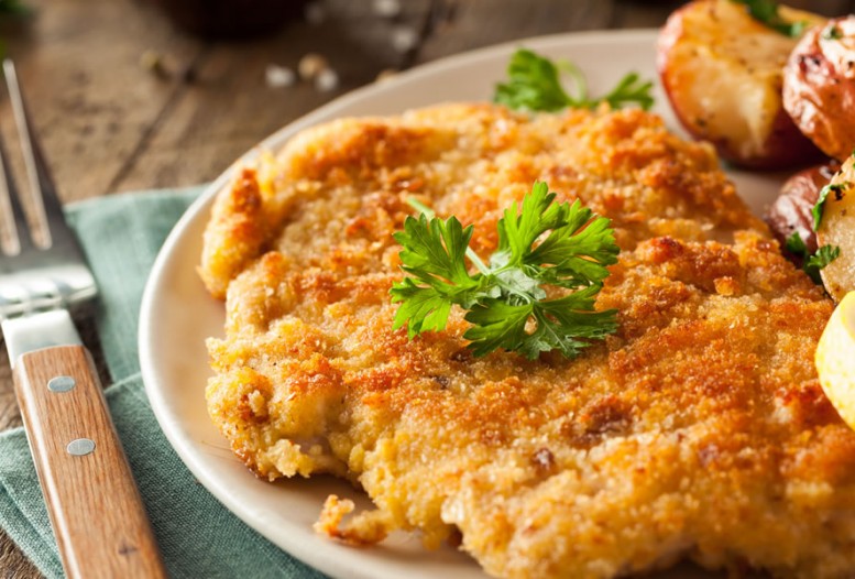 Saftige Schnitzel von Pute, Huhn und Schwein &copy; Shutterstock