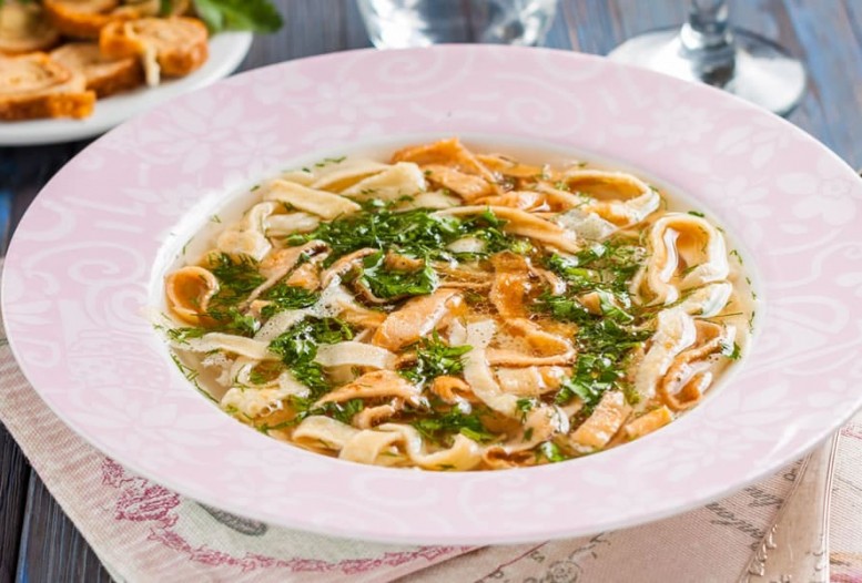 Suppen vom Buffet - perfekt nach dem Skifahren &copy; Shutterstock