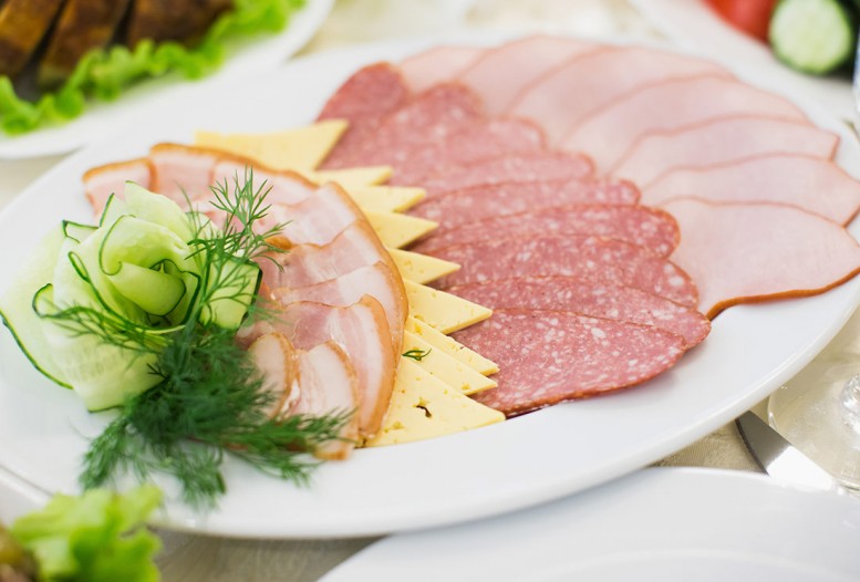 Frühstück mit Wurst, Käse, Gemüse und vielem mehr