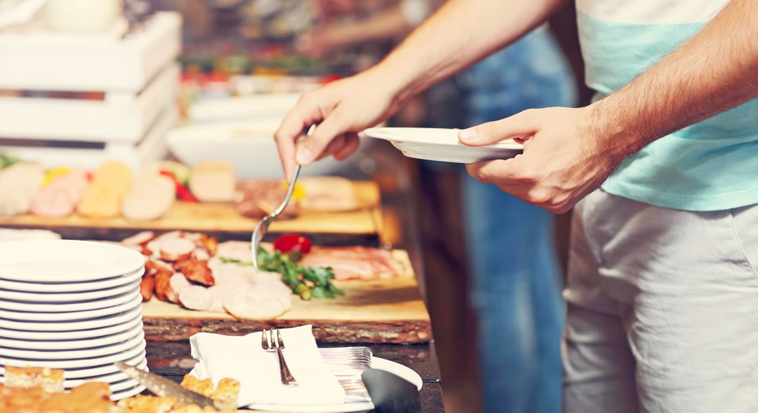 Alle Speisen vom Buffet im Jugend- und Familiensporthotel Hanneshof in Flachau &copy; Shutterstock
