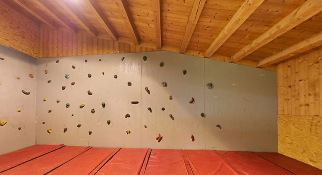Halle 3 mit Kletterwand